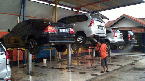 Cầu nâng rửa xe giúp bạn dễ dàng vệ sinh gầm xe ô tô