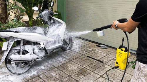 Vì sao không nên sử dụng nước rửa chén và bột giặt để rửa xe?