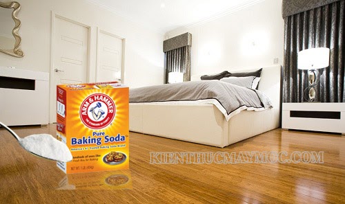 Rắc một chút bột Baking Soda lên các vết bẩn để làm sạch sàn phòng ngủ