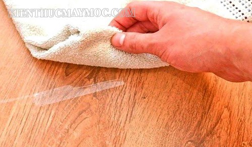 cách tẩy vết băng dính trên sàn gỗ
