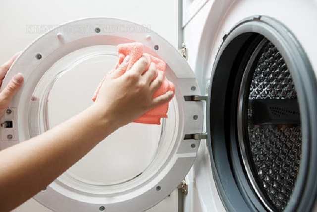 Cách khử mùi hôi máy giặt cửa trước