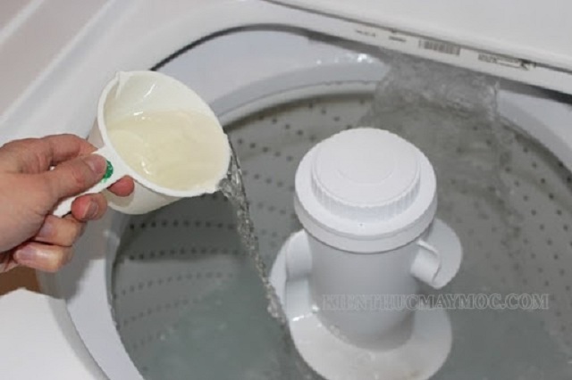 Cách khử mùi máy giặt cửa trên