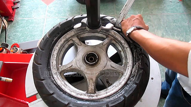 Sử dụng máy ra vào lốp để cậy mép lốp 