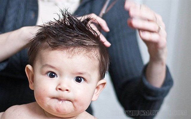Nên cắt tóc máu khi bé ngoài 1 tuổi