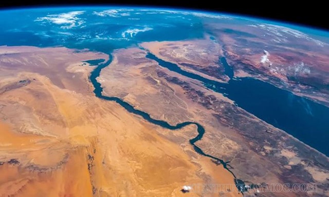 Sông Nin nằm hoàn toàn tại Bắc Phi