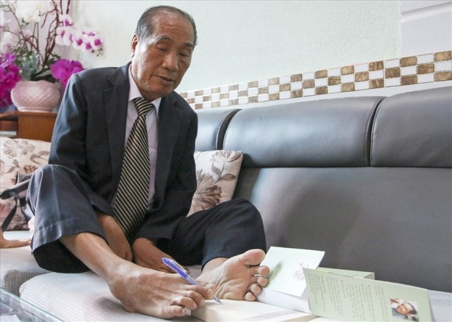 Thầy giáo Nguyễn Ngọc Ký viết bút bằng chân